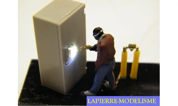 Cambrioleur avec chalumeau éclairé