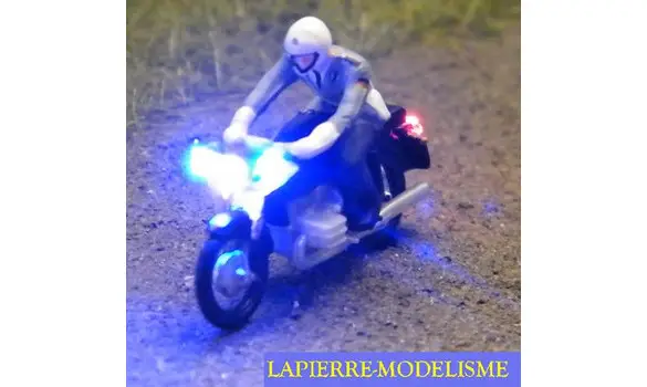 Moto police éclairé 3