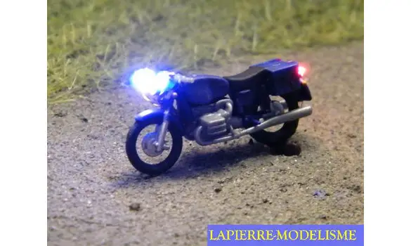 Moto police éclairé bleu