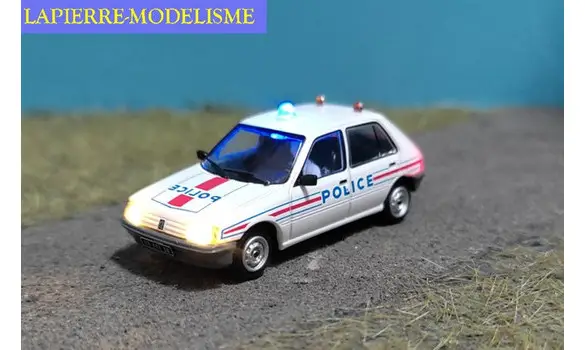 205 police éclairé