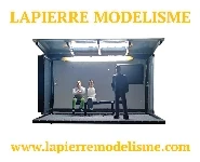 Abris bus gris éclairé